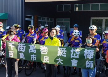 ▲立法委員林岱樺啟動「千街萬巷挺岱樺」車隊掃街行動，走入高雄街頭巷弄，親自向市民致意。（圖／記者陳立驌攝）