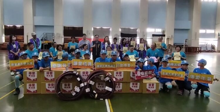 ▲社團法人高雄市傳愛協會以實際行動傳遞溫暖，捐贈15份過年物資箱及24條輪椅外胎，提前為翔鷹羽球隊的球員送上新春祝福。（圖／記者陳立驌攝）