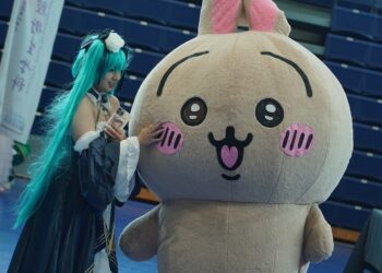 ▲Cosplayer與烏薩奇人偶合影，呈現角色魅力與個人風格。（圖／樹人醫護專校提供）