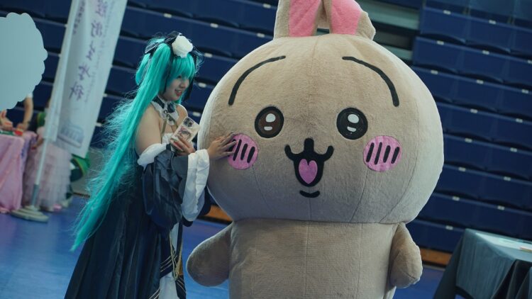 ▲Cosplayer與烏薩奇人偶合影，呈現角色魅力與個人風格。（圖／樹人醫護專校提供）