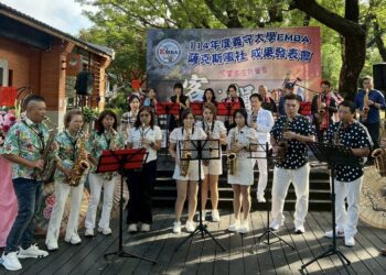 ▲義守大學EMBA校友會薩克斯風社，於高雄市客家文物館舉辦《吹響客庄新聲音》成果發表。(圖/翻攝畫面)