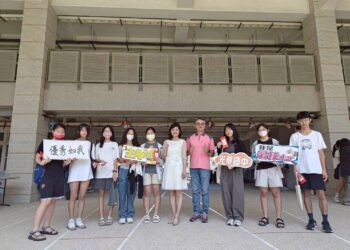 ▲校長王小芬（右五）表示公車亭設計徵件展現學生的美感素養與團隊合作，更是校園美學與社區連結的實踐。（圖／光華國中提供）