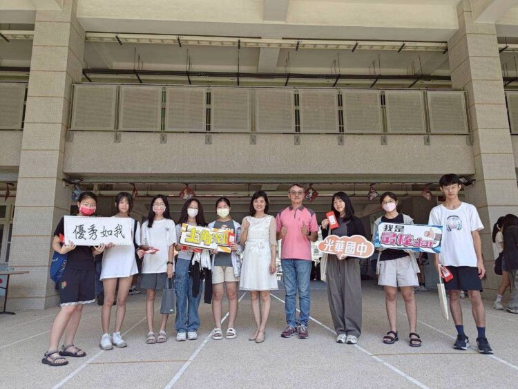 ▲校長王小芬(右五)表示公車亭設計徵件展現學生的美感素養與團隊合作,更是校園美學與社區連結的實踐。(圖/光華國中提供)