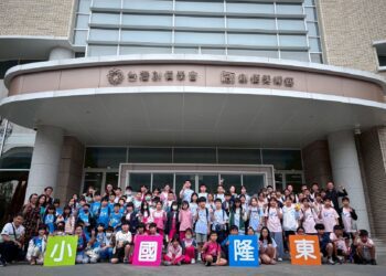 ▲屏東東隆國小在創價美術館前合影。（圖／創價美術館提供）