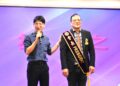 ▲青年局長林楷軒（左）到場祝賀，肯定蔡友孝（右）會長與獅子會投入公益關懷、社會服務及青年培育的愛心與善行。（圖／新高雄獅子會提供）