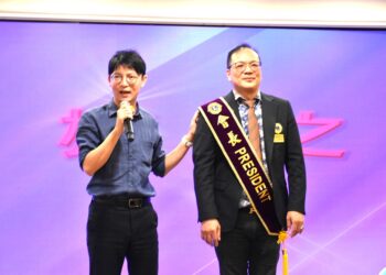 ▲青年局長林楷軒（左）到場祝賀，肯定蔡友孝（右）會長與獅子會投入公益關懷、社會服務及青年培育的愛心與善行。（圖／新高雄獅子會提供）