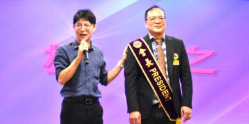 ▲青年局長林楷軒（左）到場祝賀，肯定蔡友孝（右）會長與獅子會投入公益關懷、社會服務及青年培育的愛心與善行。（圖／新高雄獅子會提供）