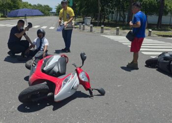 ▲35度高溫下屏東農科發生機車碰撞事故，熱心民眾及學生協助照顧傷患。（圖/記者凌一銓）