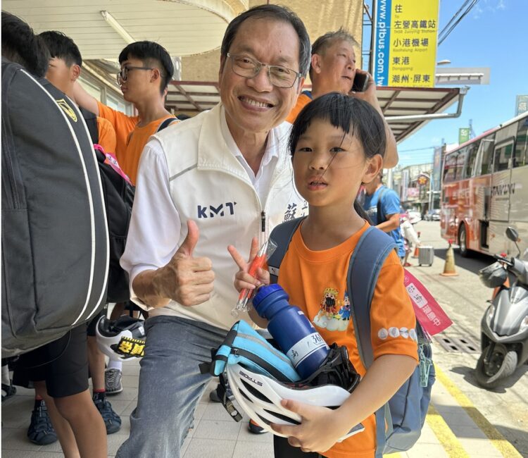 ▲立法委員蘇清泉特地撥空前往枋寮火車站迎接隊伍,向所有參與活動的孩子與陪伴人員表達祝賀與敬佩。(圖/蘇清泉辦公室提供)