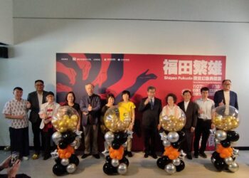 ▲貴賓們戳下兩大主視覺色彩的氣球柱，做為開展揭牌的啟動儀式。（圖／記者陳立驌攝）