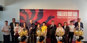 ▲貴賓們戳下兩大主視覺色彩的氣球柱，做為開展揭牌的啟動儀式。（圖／記者陳立驌攝）