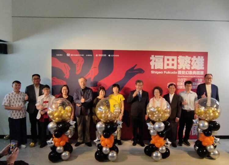 ▲貴賓們戳下兩大主視覺色彩的氣球柱,做為開展揭牌的啟動儀式。(圖/記者陳立驌攝)