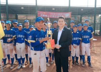 ▲高雄中區扶輪社社長王勛緯頒獎給冠軍五福國中。(圖/翻攝畫面)