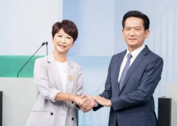 ▲台南市長初選民調競爭激烈、圖為立委陳亭妃和林俊憲在市長電視初政見會的合影。(圖/翻攝畫面)