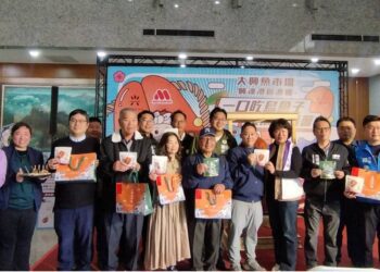 ▲高雄市興達港區漁會攜手摩斯漢堡，於高雄市議會舉辦「一口吃烏魚子推廣展售會」。（圖／記者陳立驌攝）