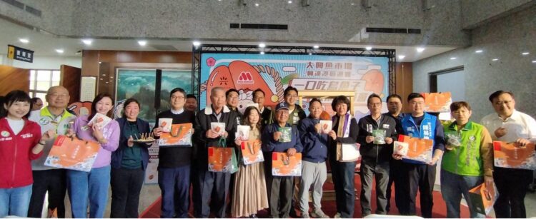 ▲高雄市興達港區漁會攜手摩斯漢堡,於高雄市議會舉辦「一口吃烏魚子推廣展售會」。(圖/記者陳立驌攝)
