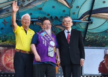 ▲司法改革黨在高雄舉辦「司法改革黨成立三週年暨高雄市長、市議員參選人聯合競選總部成立大會」，前民進黨立委林豐喜(左)、司法改革黨主席張靜(中)與民進黨創黨元老張俊宏(右)共同合影。（圖／司法改革黨高雄黨部提供)
