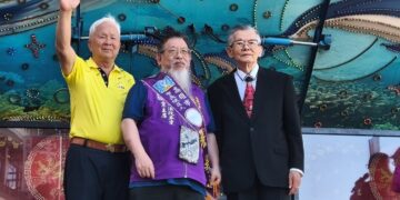 ▲司法改革黨在高雄舉辦「司法改革黨成立三週年暨高雄市長、市議員參選人聯合競選總部成立大會」，前民進黨立委林豐喜(左)、司法改革黨主席張靜(中)與民進黨創黨元老張俊宏(右)共同合影。（圖／司法改革黨高雄黨部提供)