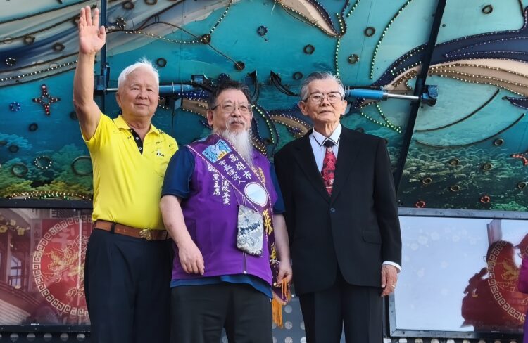 ▲司法改革黨在高雄舉辦「司法改革黨成立三週年暨高雄市長、市議員參選人聯合競選總部成立大會」,前民進黨立委林豐喜(左)、司法改革黨主席張靜(中)與民進黨創黨元老張俊宏(右)共同合影。(圖/司法改革黨高雄黨部提供)