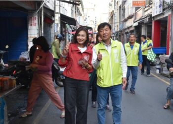 ▲高雄市民進黨市議員初選在即，林園、大寮區參選人蔡昌達選情告急，立委邱議瑩專程到林園，陪同蔡昌達展開市場掃街與廟口拜票。（圖／蔡昌達團隊提供）