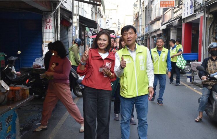 ▲高雄市民進黨市議員初選在即，林園、大寮區參選人蔡昌達選情告急，立委邱議瑩專程到林園，陪同蔡昌達展開市場掃街與廟口拜票。（圖／蔡昌達團隊提供）