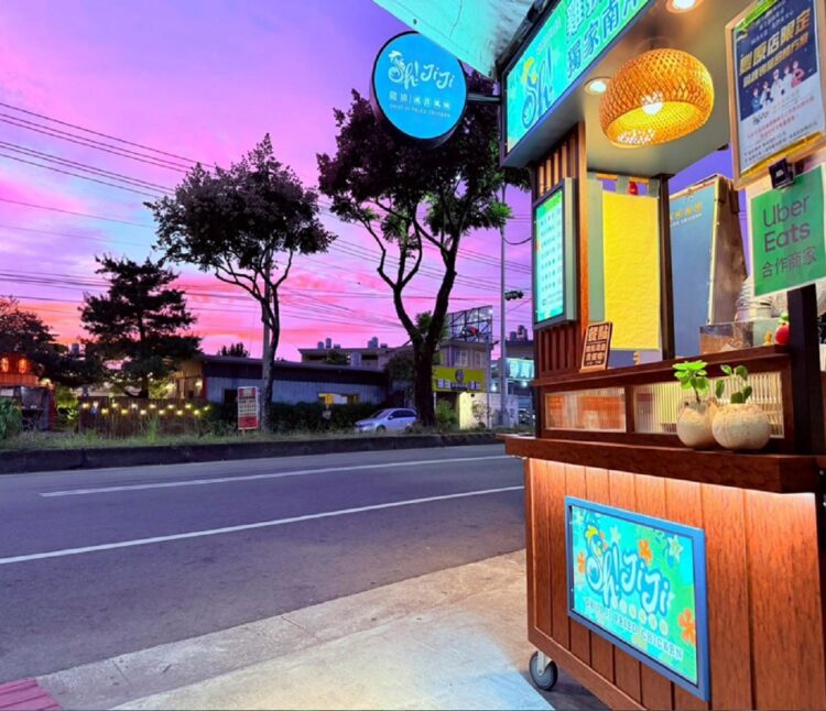 ▲OH!JiJi南洋風味雞排豐原店，店長平日是醫護人員，僅假日才亮起營業燈火。（圖／南洋風味雞排豐原店提供）