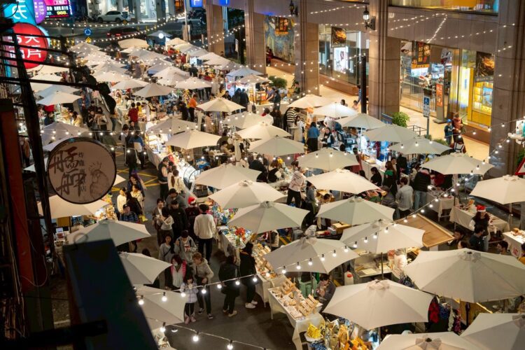 ▲《R8餐車市集 Food Truck Bazaar》，將於瘋潮廣場熱鬧登場。（圖／三多商圈發展協會提供）