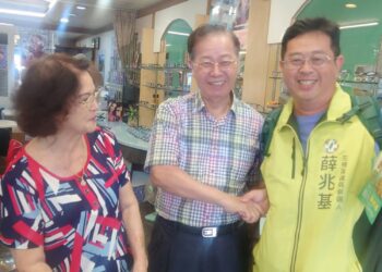 ▲薛兆基頂著烈陽，以最簡樸的方式展開徒步掃街行動。他表示拜票不只是形式，更是一場心與土地的交流。（圖／翻攝畫面）