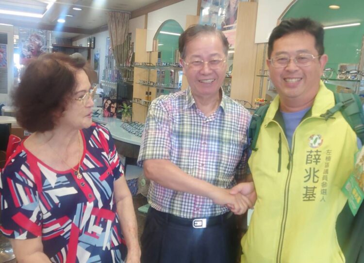 ▲薛兆基頂著烈陽，以最簡樸的方式展開徒步掃街行動。他表示拜票不只是形式，更是一場心與土地的交流。（圖／翻攝畫面）