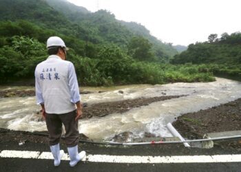 ▲立委蘇清泉帶領團隊前往屏東山區，實地勘查現場情況。（圖／蘇清泉辦公室提供）