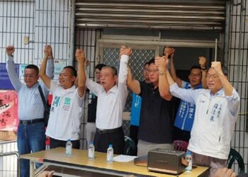 ▲國民黨屏東縣黨部於東港鎮黨部，正式宣布徵召前東港鎮民代表洪志明參選東港鎮長。包括國民黨屏東縣黨部主委、立委蘇清泉，以及屏東縣議會議長周典論皆親自到場力挺。（圖／記者陳立驌攝）