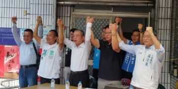 ▲國民黨屏東縣黨部於東港鎮黨部，正式宣布徵召前東港鎮民代表洪志明參選東港鎮長。包括國民黨屏東縣黨部主委、立委蘇清泉，以及屏東縣議會議長周典論皆親自到場力挺。（圖／記者陳立驌攝）