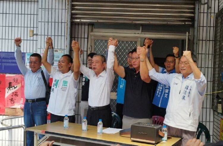 ▲國民黨屏東縣黨部於東港鎮黨部，正式宣布徵召前東港鎮民代表洪志明參選東港鎮長。包括國民黨屏東縣黨部主委、立委蘇清泉，以及屏東縣議會議長周典論皆親自到場力挺。（圖／記者陳立驌攝）