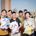 ▲立法委員林岱樺與民眾手拿「吉伊卡哇」布偶合影。(圖/林岱樺團隊提供)