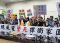 ▲屏東枋山、獅子鄉居民近日因風力發電開發案引發恐慌與不滿，包含枋山、獅子兩地共40位居民組團北上立法院請願。（圖／蘇清泉辦公室提供）