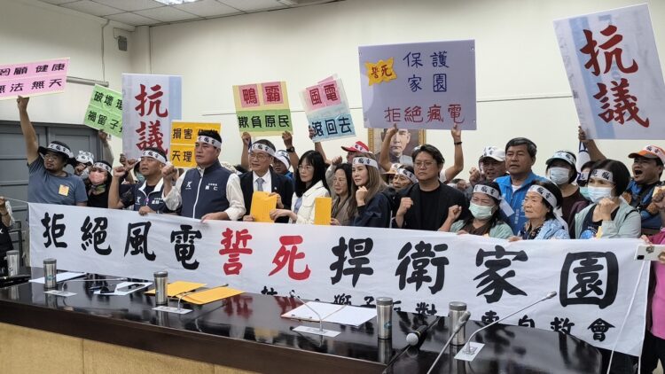 ▲屏東枋山、獅子鄉居民近日因風力發電開發案引發恐慌與不滿,包含枋山、獅子兩地共40位居民組團北上立法院請願。(圖/蘇清泉辦公室提供)