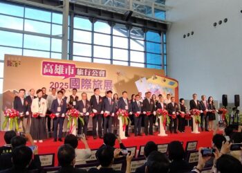 ▲2025國際旅展於高雄展覽館盛大登場，與會貴賓共同剪綵。（圖／記者陳立驌攝）