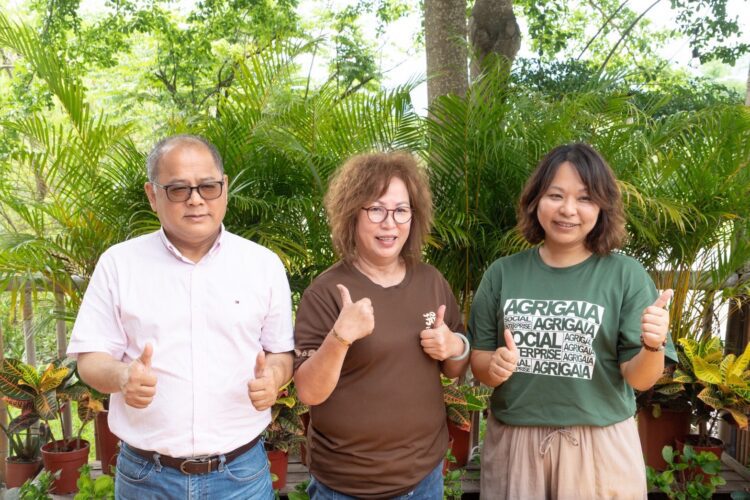 ▲左起：社團法人台灣碳權交易推廣協會理事長楊明坤、蓋婭智壤科技股份有限公司總經理林盈、杉林日光小林社區發展協會理事長潘枝梅。（圖／台灣碳權交易推廣協會提供）