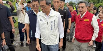 ▲行政院長卓榮泰南下屏東視察災情，實地了解各地受災狀況與治水設施運作情形。立法委員蘇清泉全程陪同勘災。（圖／蘇清泉辦公室提供）
