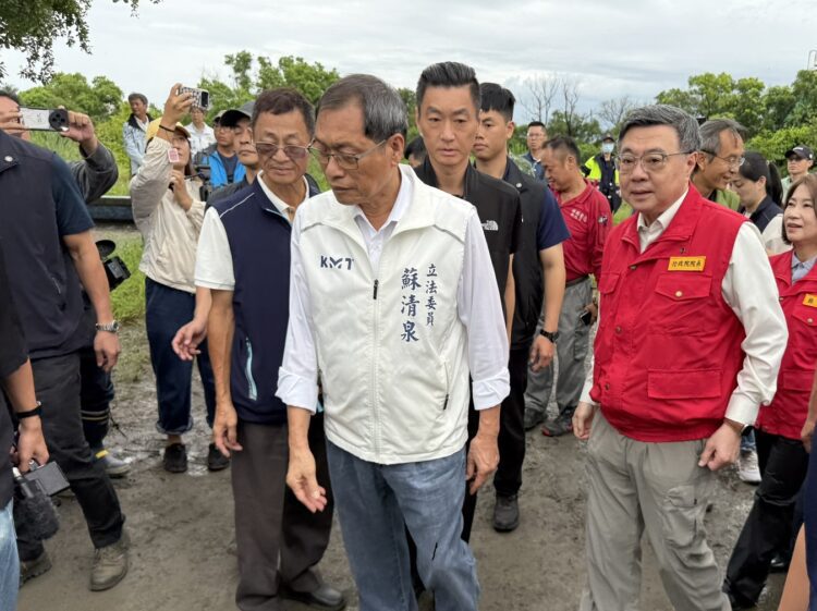 ▲行政院長卓榮泰南下屏東視察災情，實地了解各地受災狀況與治水設施運作情形。立法委員蘇清泉全程陪同勘災。（圖／蘇清泉辦公室提供）