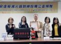 ▲永揚公司張來川董事長公益捐贈XR虛擬滅火設備。（圖／高雄市社會局提供）