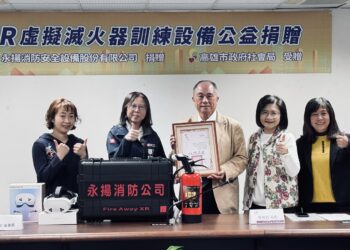 ▲永揚公司張來川董事長公益捐贈XR虛擬滅火設備。（圖／高雄市社會局提供）