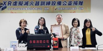 ▲永揚公司張來川董事長公益捐贈XR虛擬滅火設備。（圖／高雄市社會局提供）