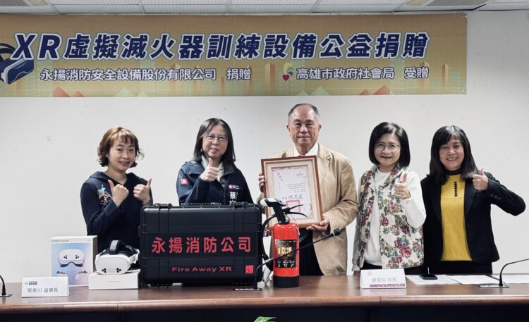 ▲永揚公司張來川董事長公益捐贈XR虛擬滅火設備。(圖/高雄市社會局提供)