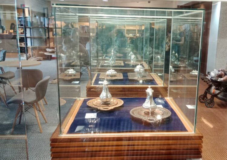 ▲「Tifffany百年古董銀壺」展區。（圖／謝黃扁文化藝術基金會提供）