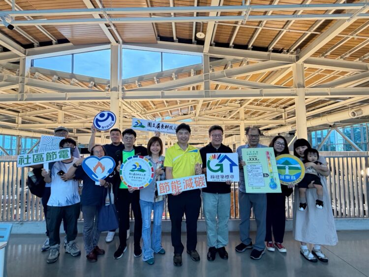 ▲活動特別規劃綠建築實地走讀，由專業講師帶領民眾深入了解西市場改建特色。(圖/屏東縣政府提供)