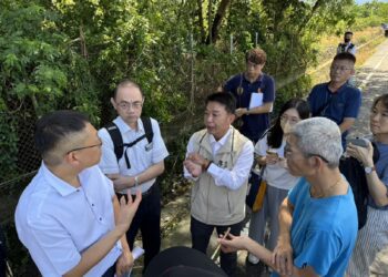 ▲針對美濃區嚴重違法盜採土石，立委許智傑會同七個相關單位，進行跨局處聯合會勘。（圖／許智傑辦公室提供）