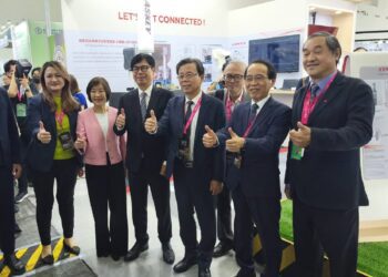 ▲第五屆高雄智慧城市論壇暨展覽（KSCSE），今年規模創歷屆新高。開幕典禮由高雄市長陳其邁出席主持，並與台北市電腦公會常務理事暨台灣智慧城市產業聯盟會長胡書賓等人共同啟動展覽。（圖／記者陳立驌攝）