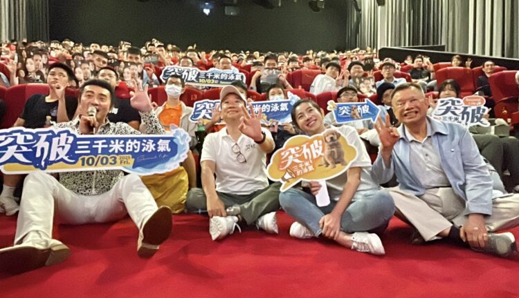 ▲由安景鴻導演執導、李㼈製作「突破：3千米的泳氣」劇組人員與學生們開心合影。（圖／翻攝畫面）