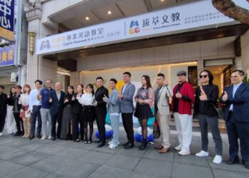 ▲李麥克（MEC）英文正式以「拔萃文教集團」對外發表品牌，開幕典禮現場貴賓合照。（圖／記者陳立驌攝）
